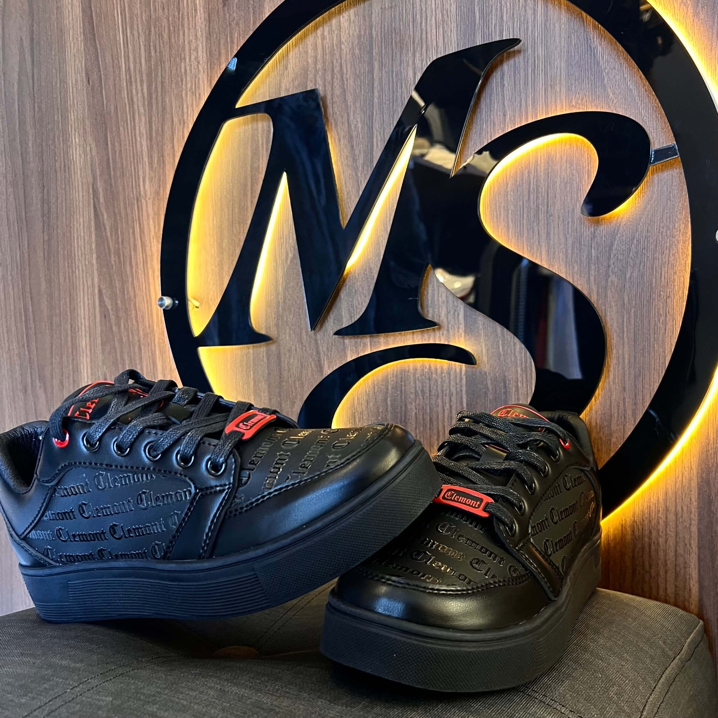 Clemont Black/Red 1.1 – Estilo de lujo a precio aterrizado