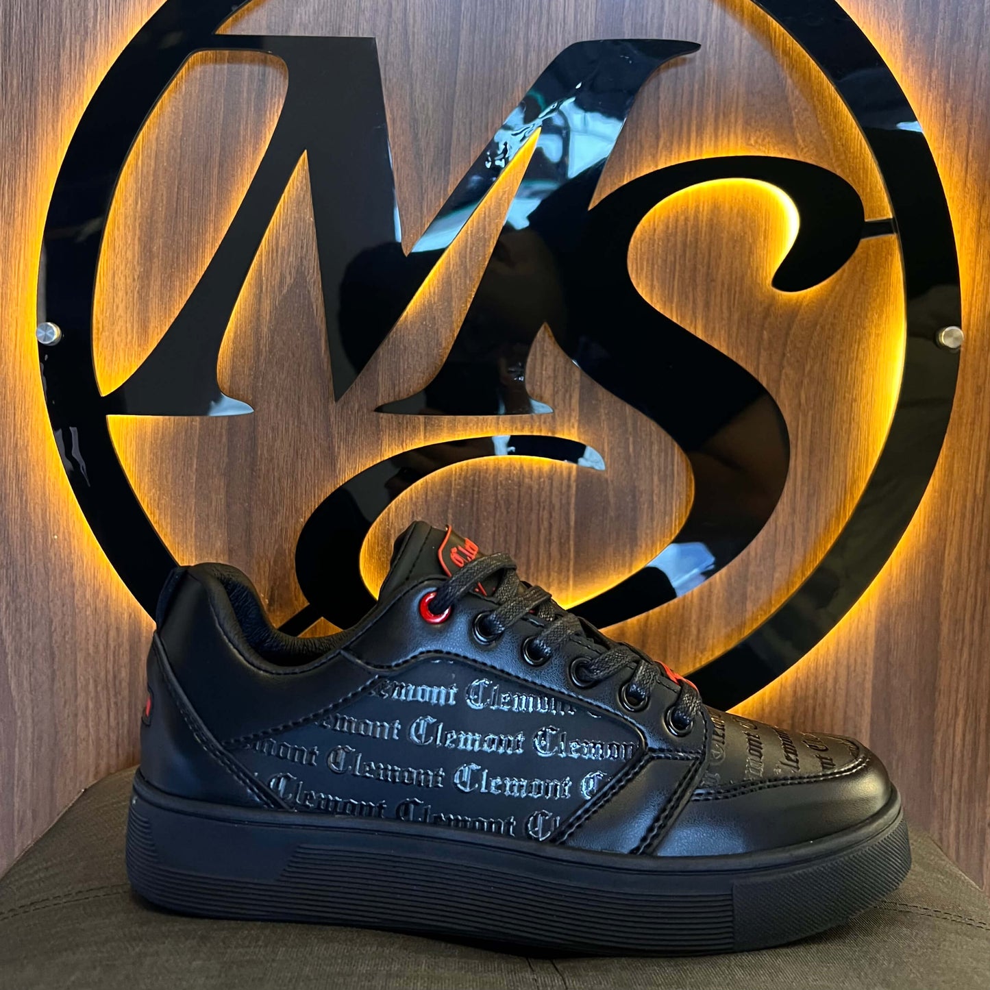 Clemont Black/Red 1.1 – Estilo de lujo a precio aterrizado